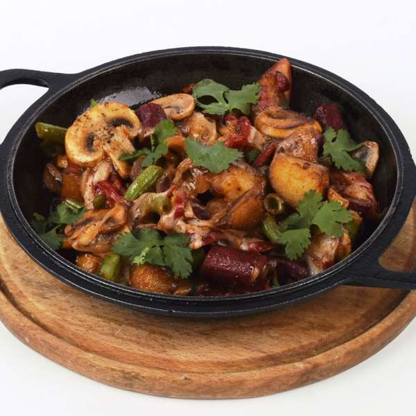 Сковородочка с колбасками и овощами
